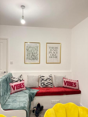 Wiggen Street Town House Sleeps 4-7 guests 3 Bathroom FREE Parking